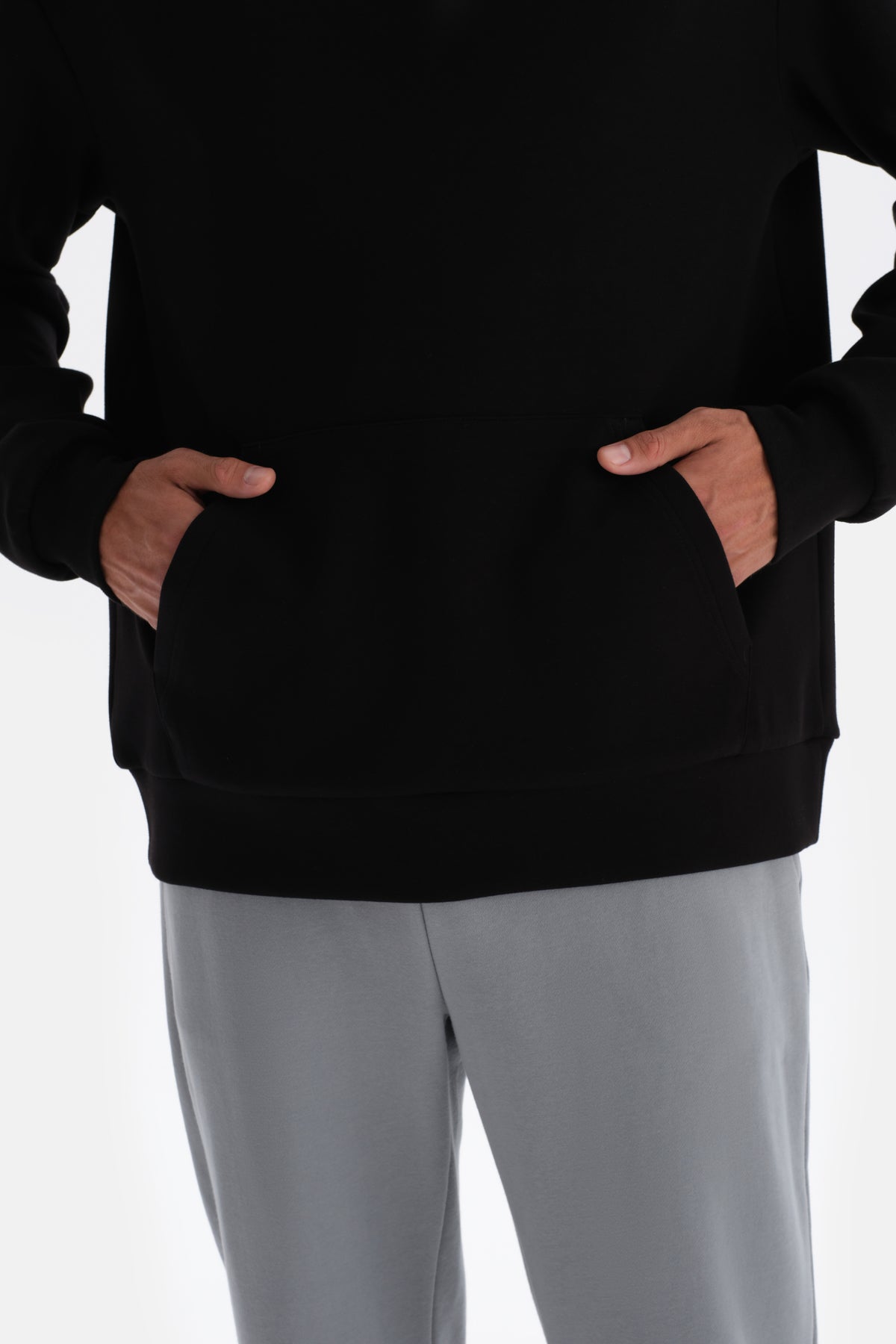 Siyah Kapüşonlu Uzun Kollu Sweatshırt