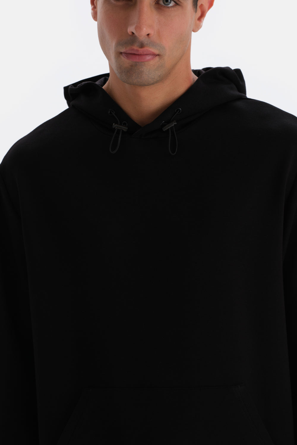Siyah Kapüşonlu Uzun Kollu Sweatshırt