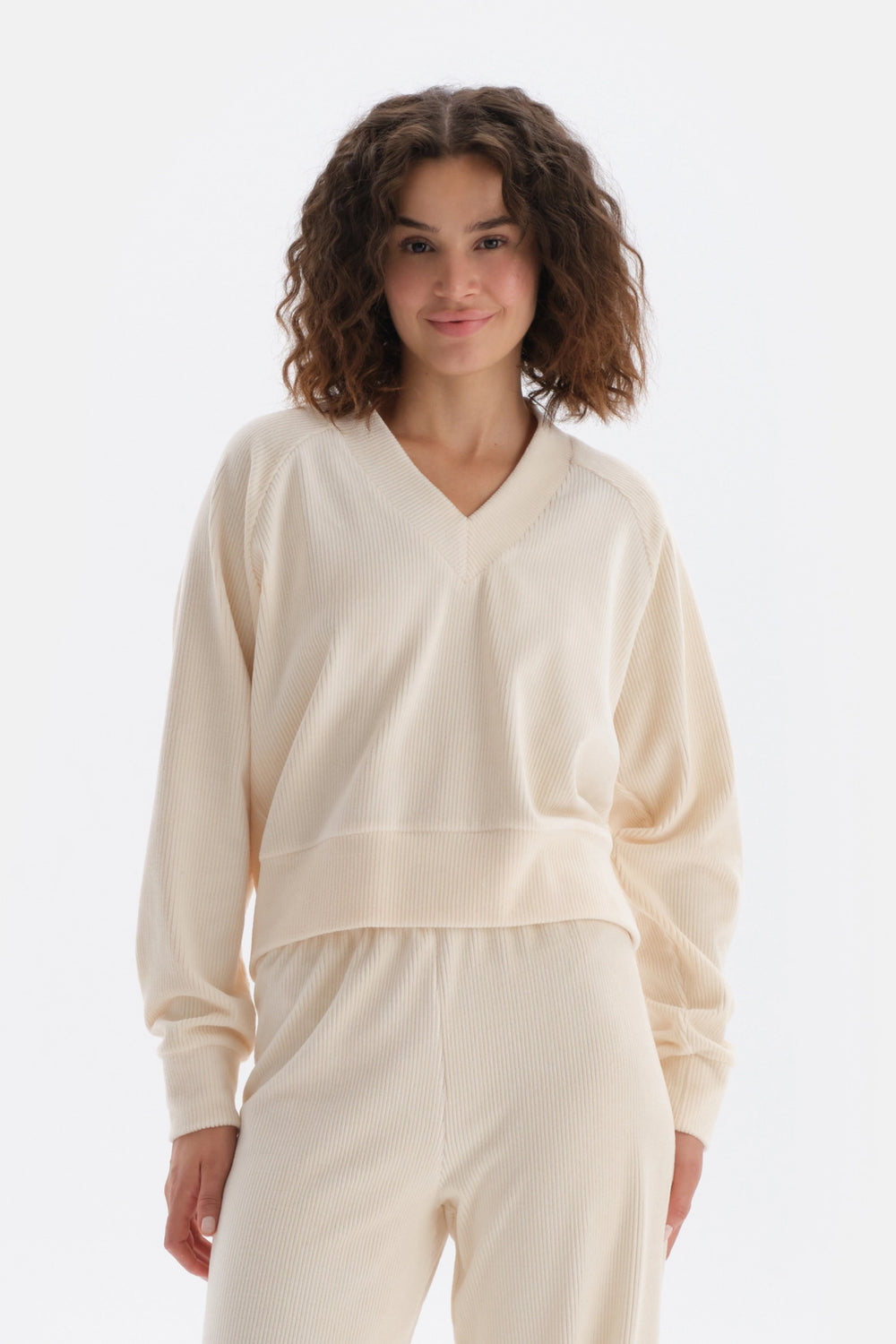 Ekru V Yaka Reglan Kol Kadife Sweatshirt