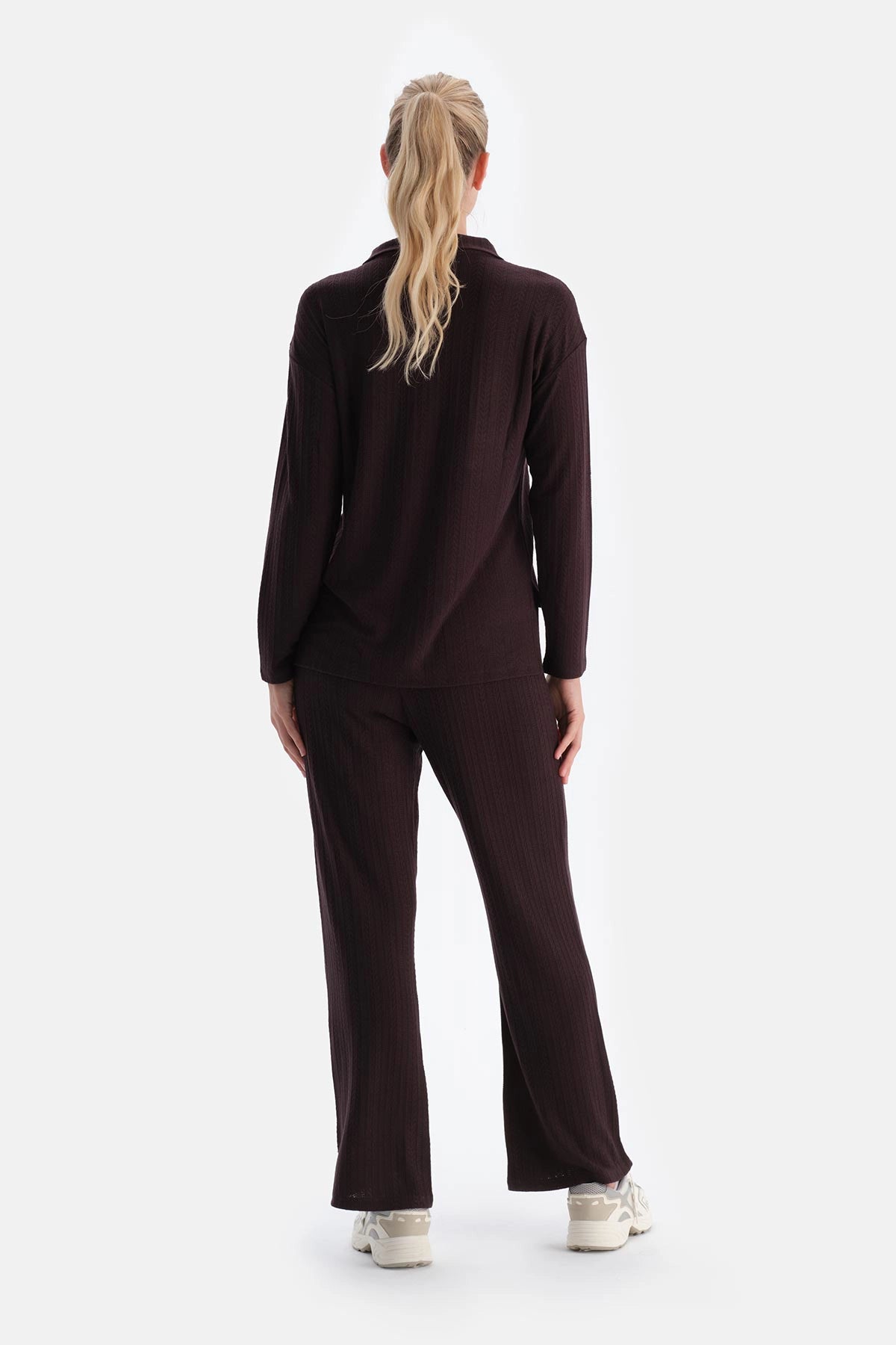 Koyu Kahve Örgü Detaylı Polo Yaka Tişört