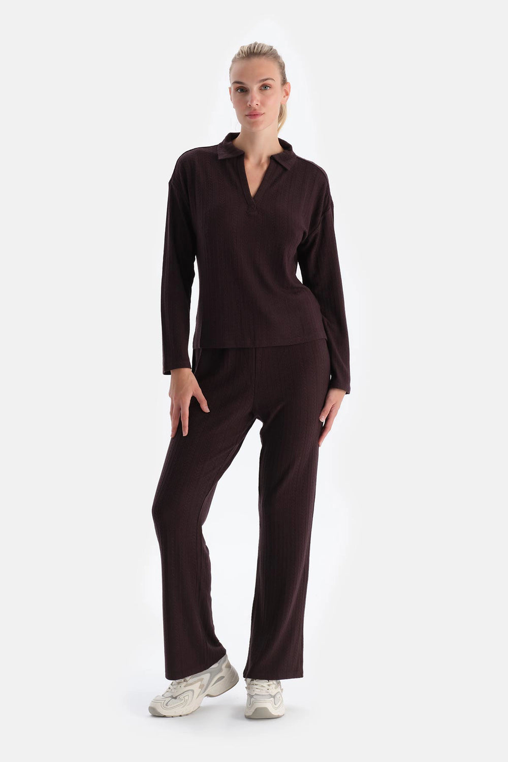 Koyu Kahve Örgü Detaylı Polo Yaka Tişört