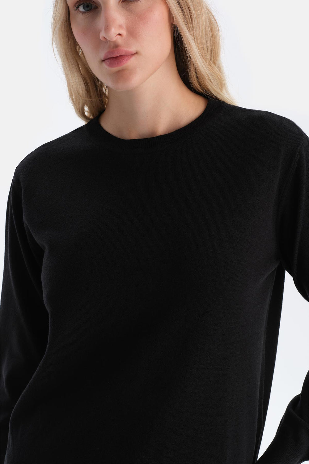 Siyah Biye Detaylı Sweatshırt