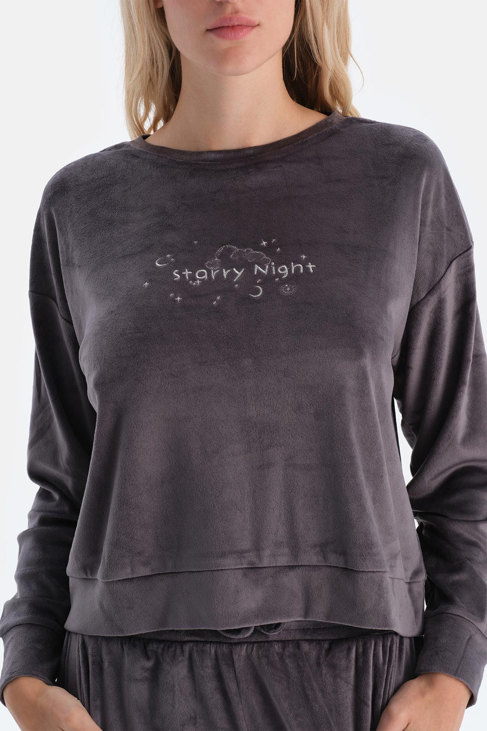 Gri Nakış Detaylı Uzun Kollu Kadife Pijama Takımı