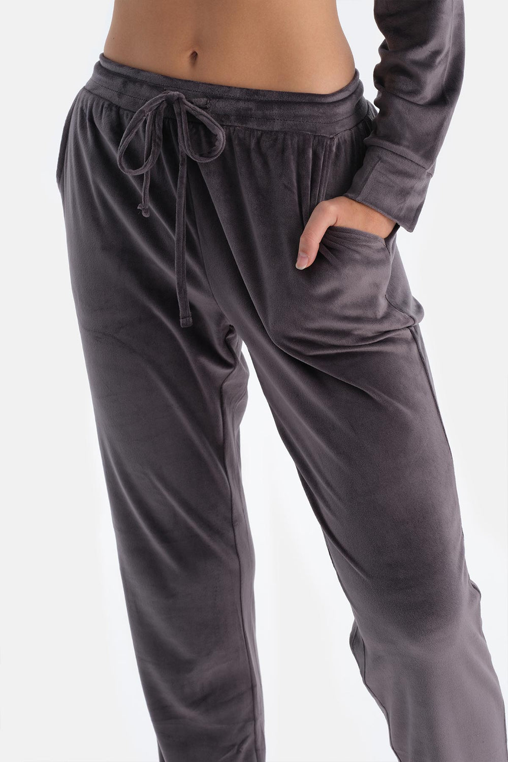 Gri Nakış Detaylı Uzun Kollu Kadife Pijama Takımı