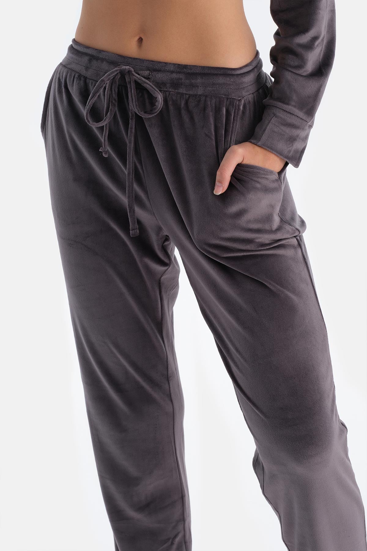 Gri Nakış Detaylı Uzun Kollu Kadife Pijama Takımı