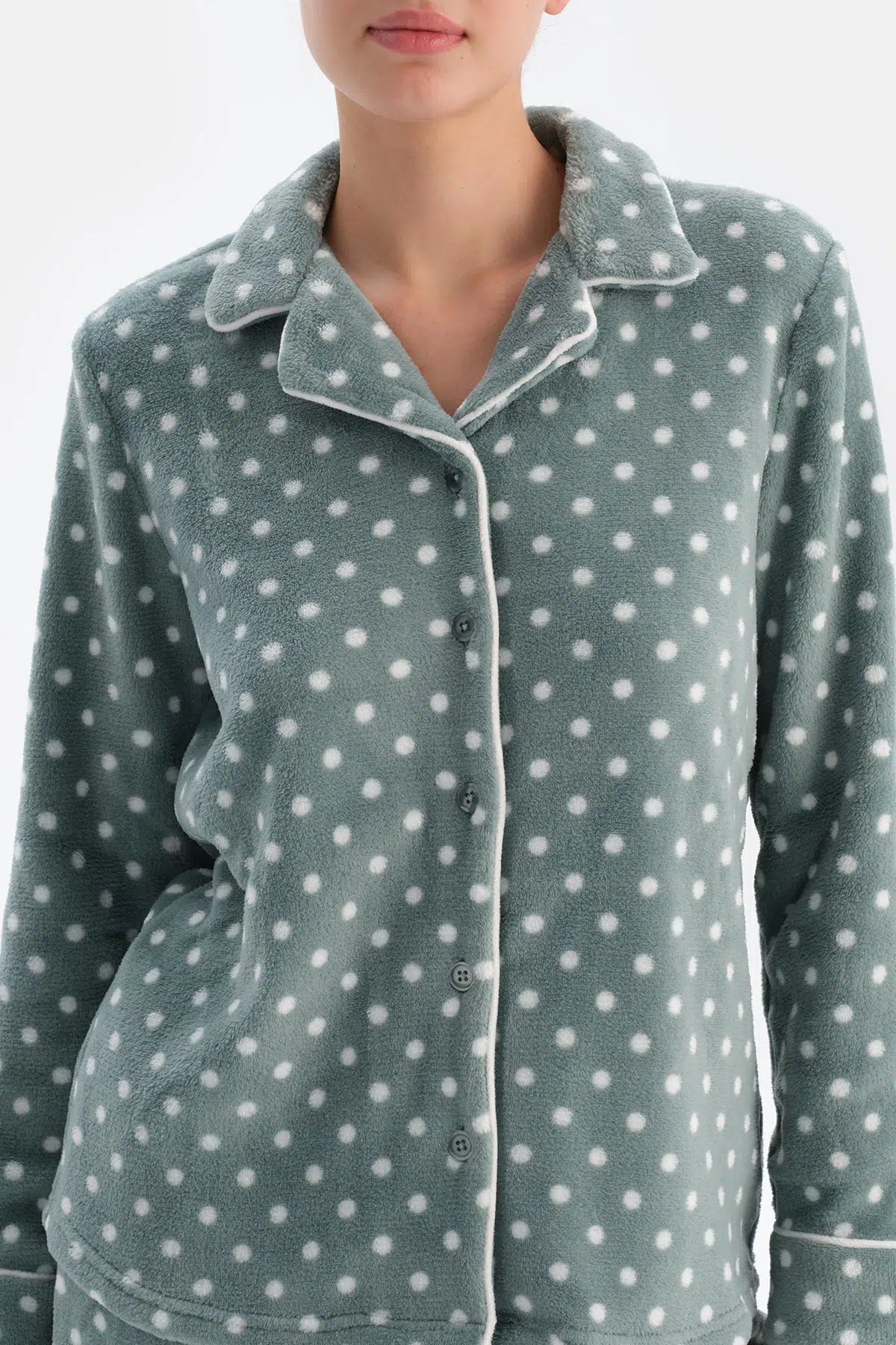 Açık Gri Puantiyeli Polar Gömlek Pantolon Pijama Takımı