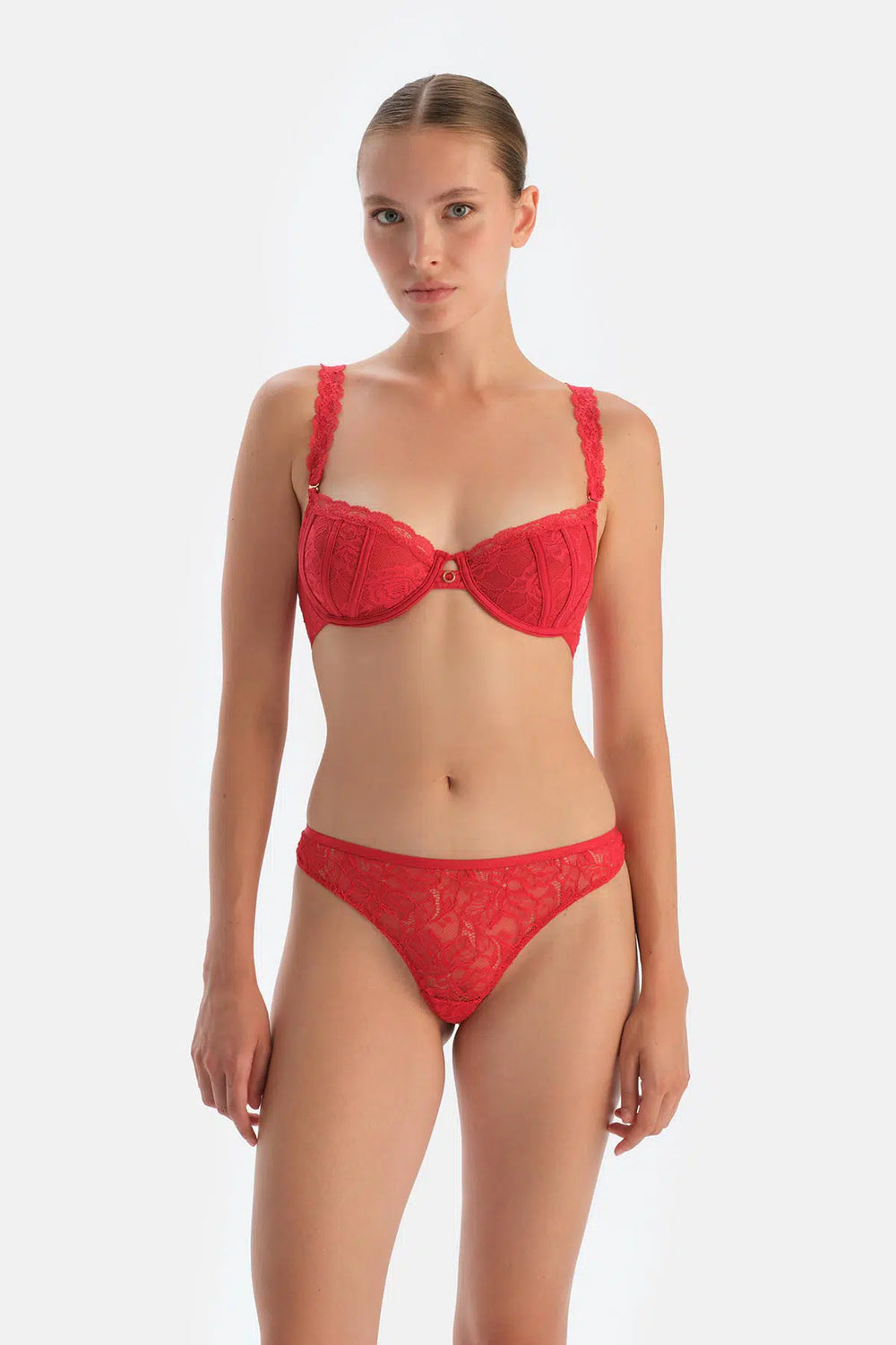Kırmızı Arka Aksesuar Detaylı Dantelli Thong Külot