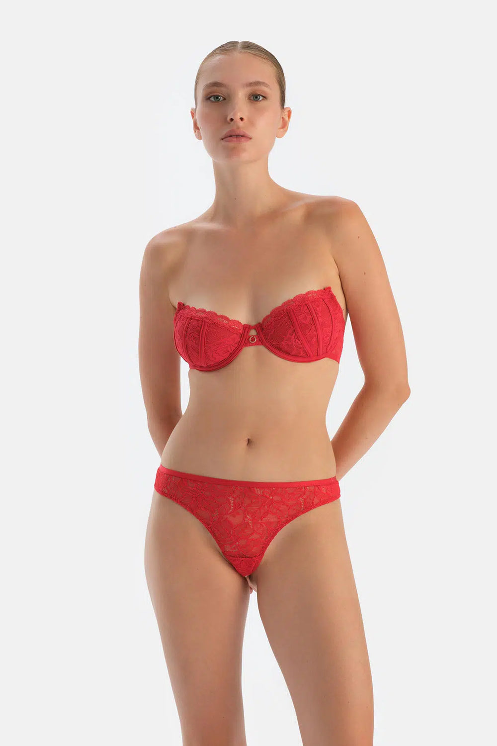 Kırmızı Arka Aksesuar Detaylı Dantelli Thong Külot