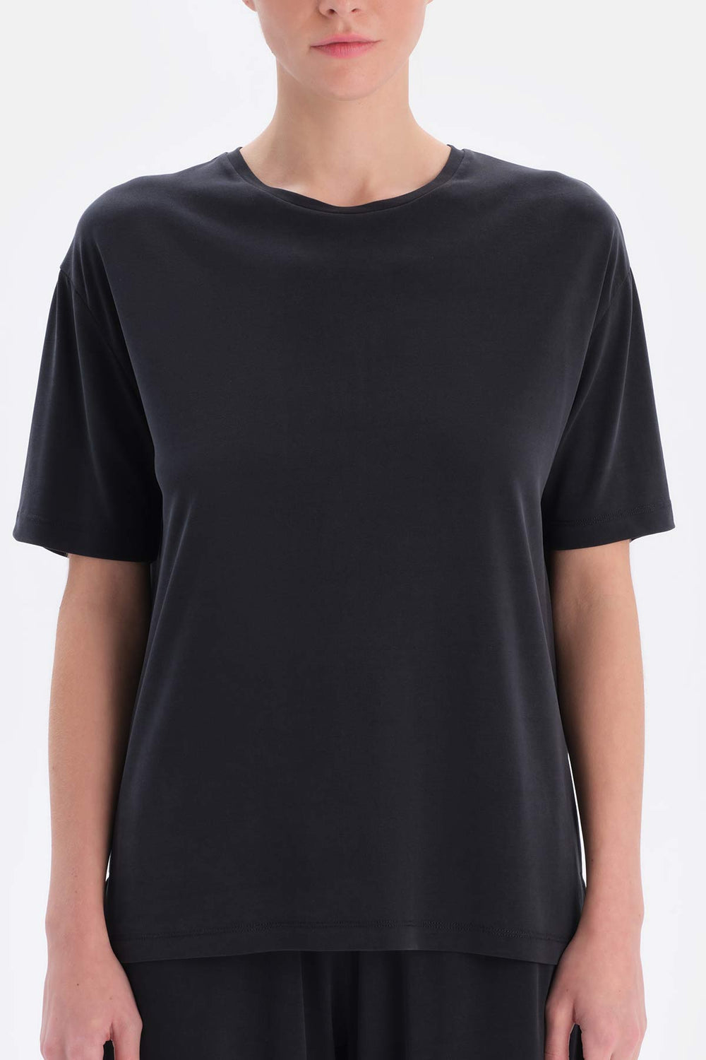 Siyah Arkası Dikiş Detaylı Kısa Kollu Cupro Tişört