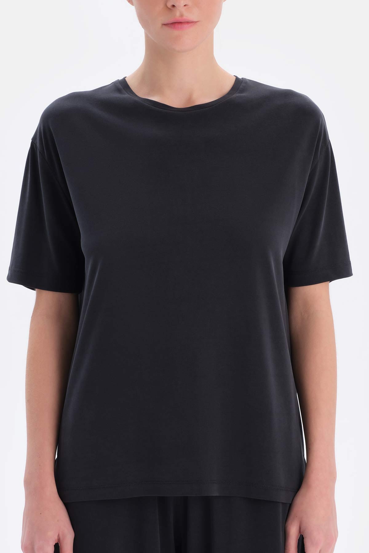 Siyah Arkası Dikiş Detaylı Kısa Kollu Cupro Tişört