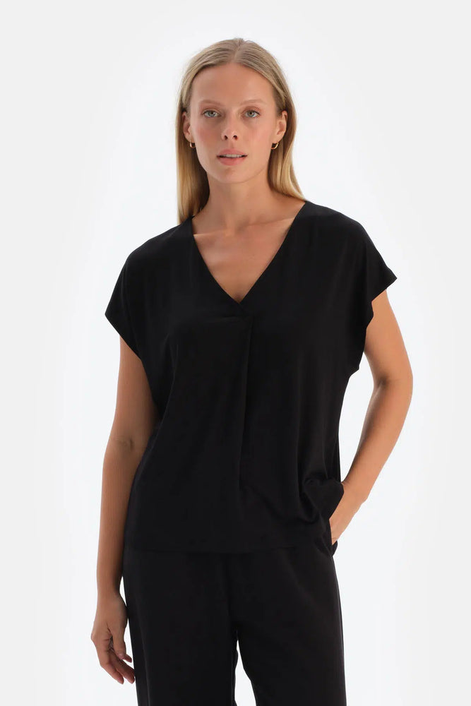 Siyah Pilikaşeli V Yaka Tişört