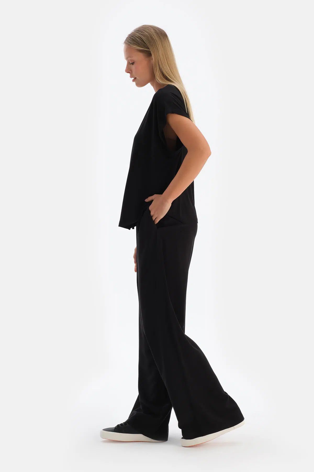 Siyah Pilikaşeli V Yaka Tişört