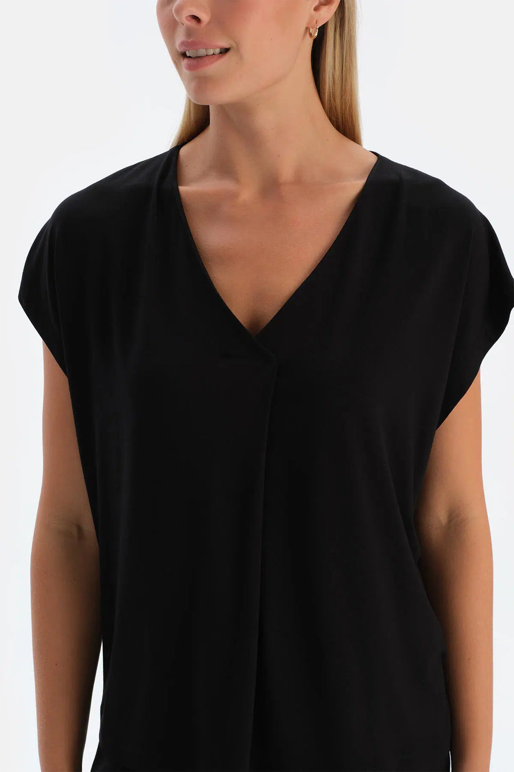 Siyah Pilikaşeli V Yaka Tişört