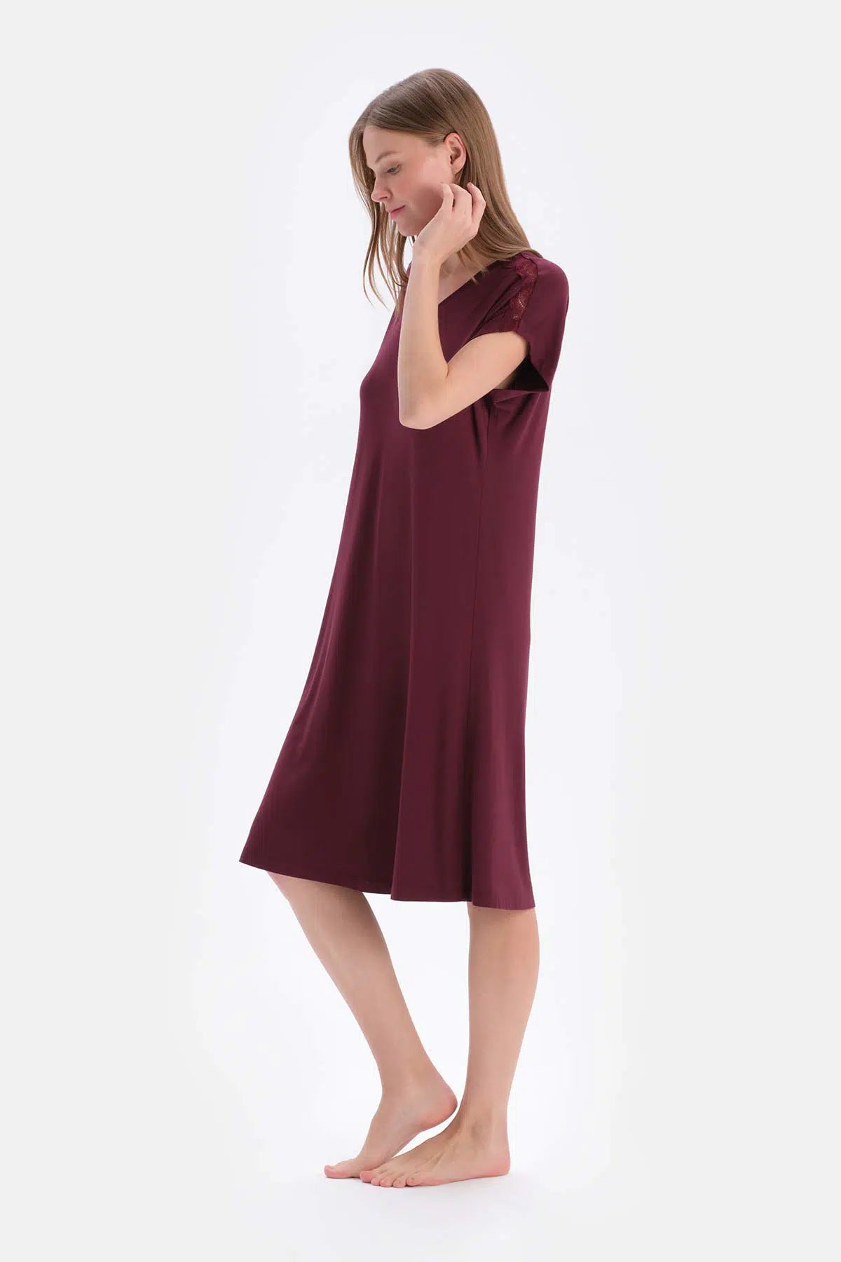 Bordo Dantel Garnili Bisiklet Yaka Kısa Kollu Viskon Gecelik