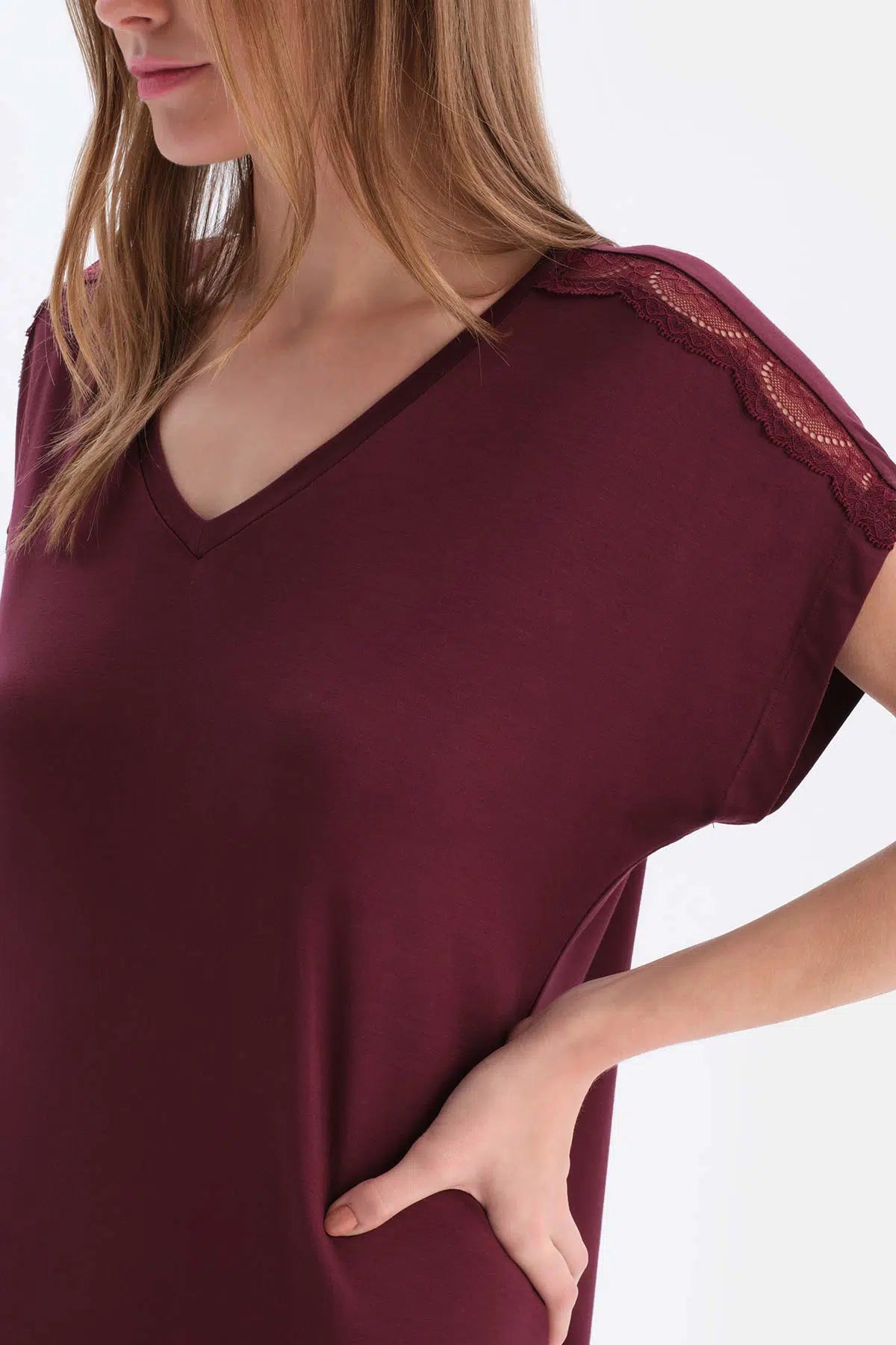 Bordo Dantel Garnili Bisiklet Yaka Kısa Kollu Viskon Gecelik