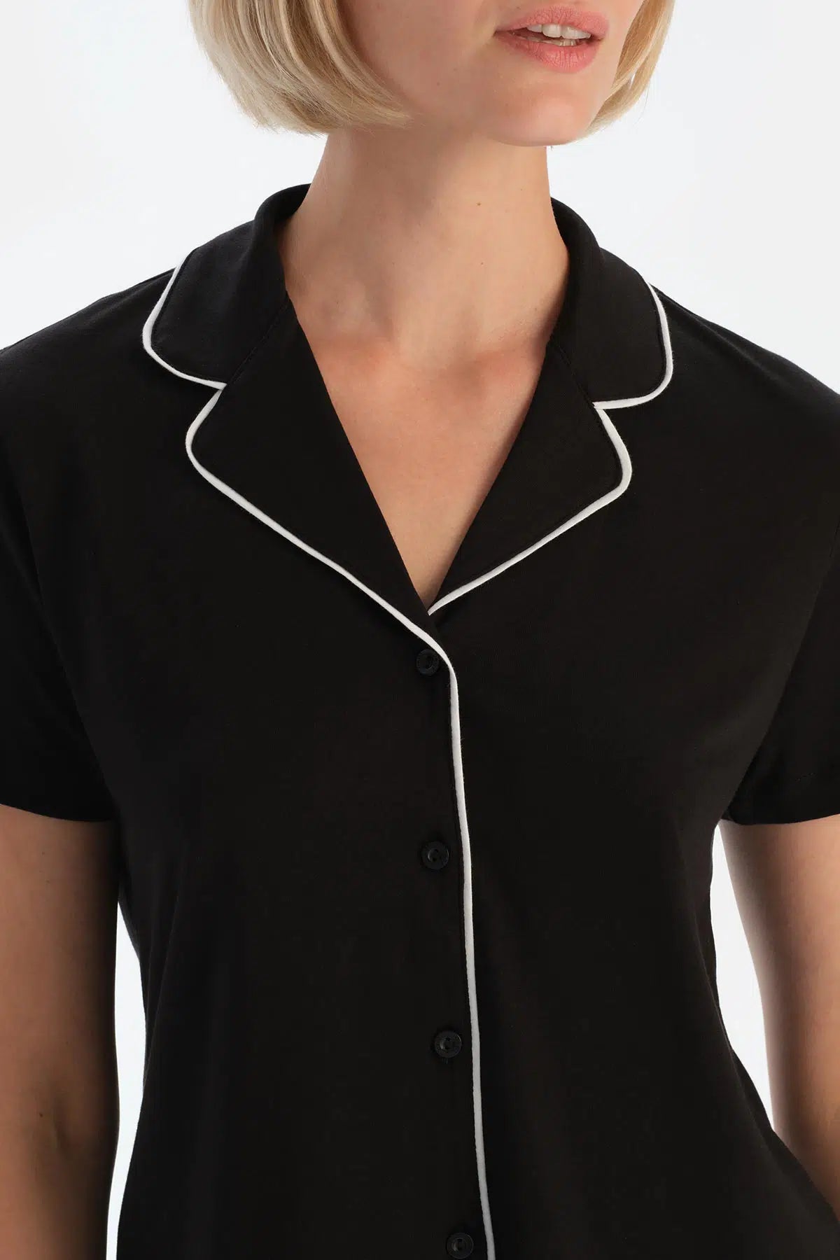 Siyah Biye Detaylı Basic Şortlu Pijama Takımı