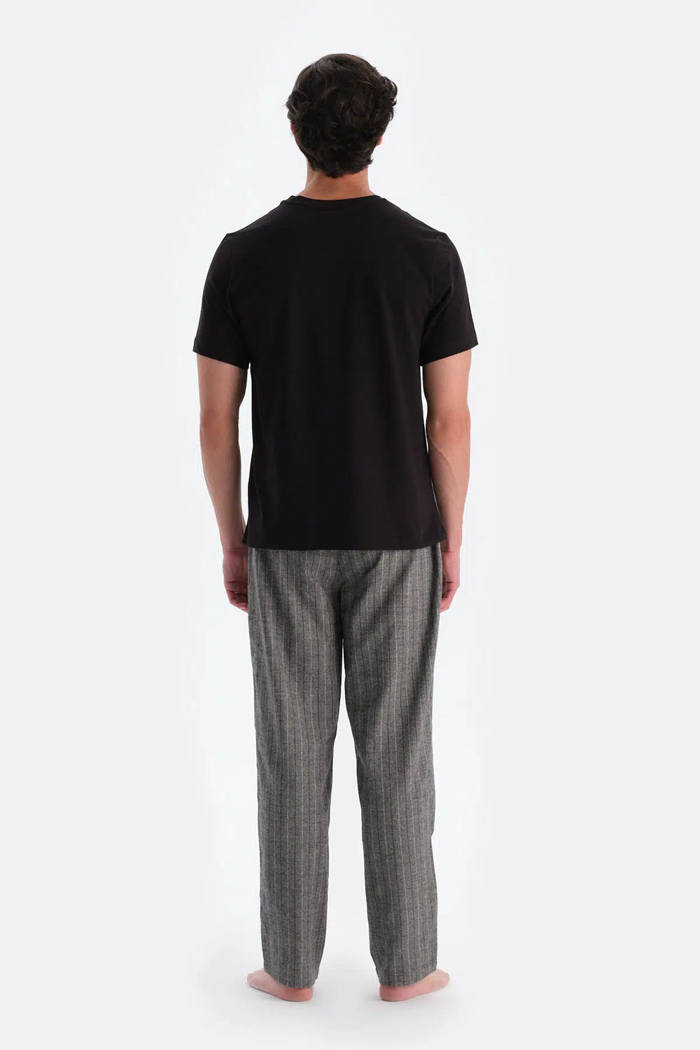 Siyah Bisiklet Yaka Kısa Kollu Tişört