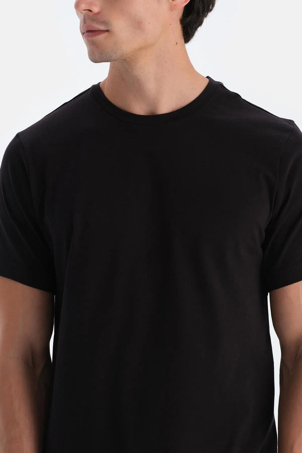 Siyah Bisiklet Yaka Kısa Kollu Tişört