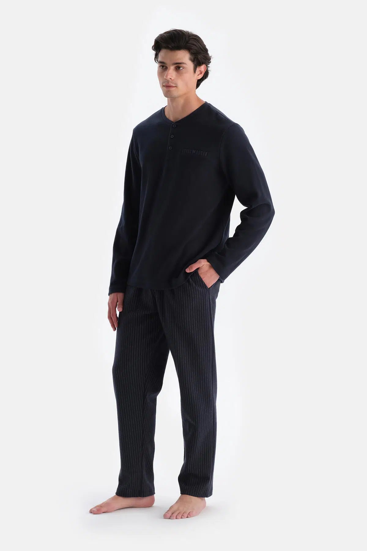 Lacivert Yarım Patlı Uzun Kollu Altı Çizgili Pijama Takımı