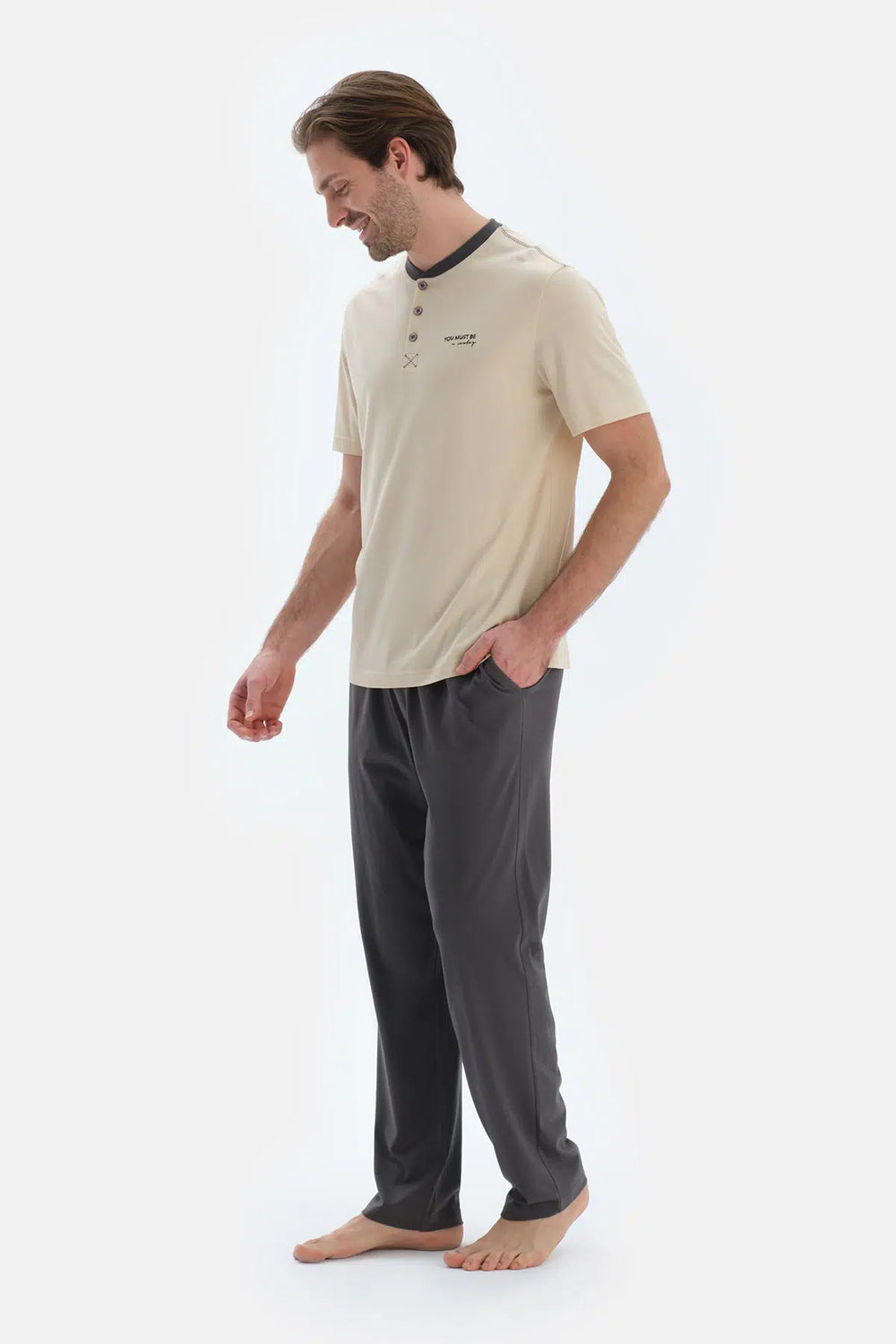 Taş Kısa Kollu Pat ve Baskı Detaylı Tişört Pantolon Pijama Takımı