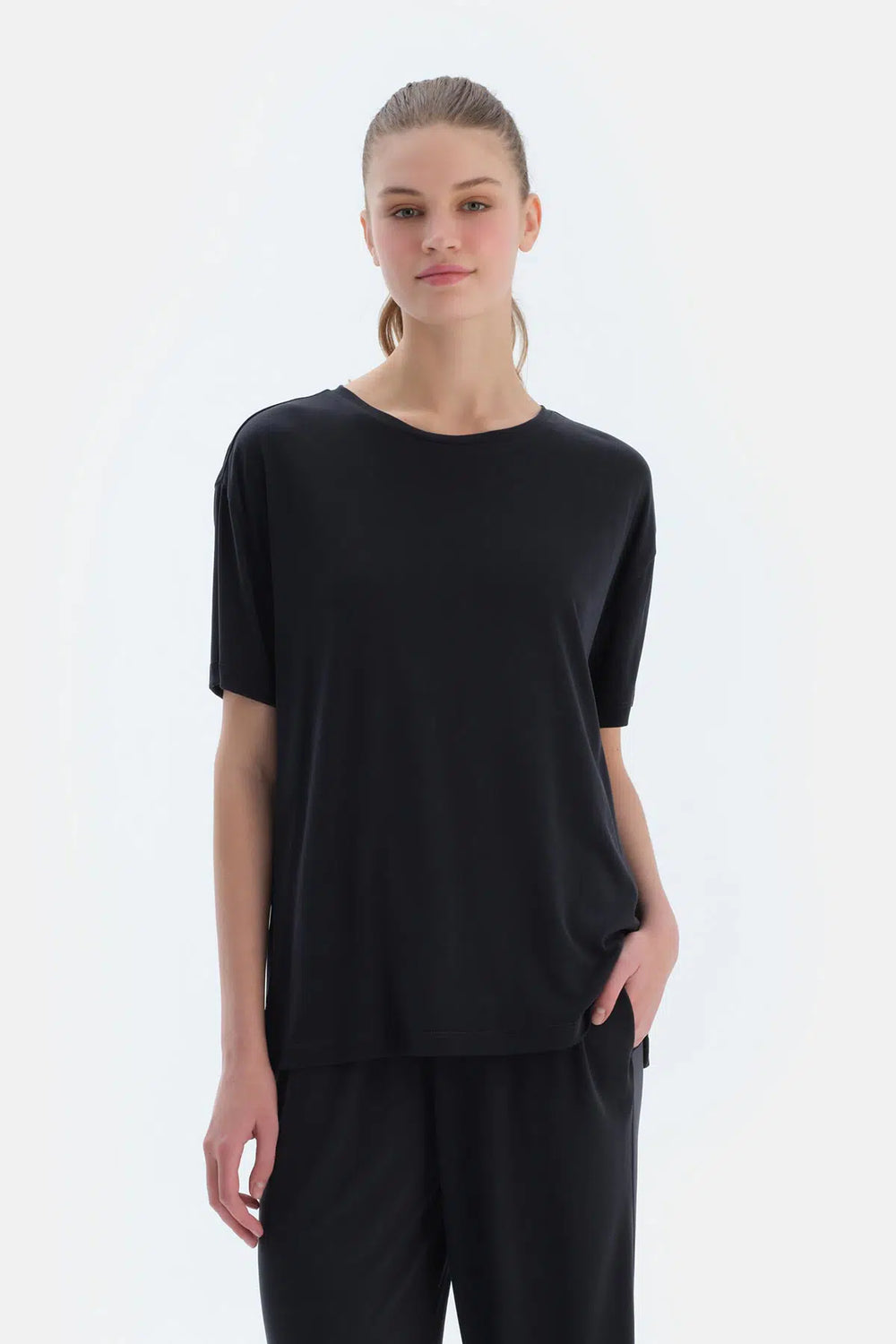 Siyah Arkası Dikiş Detaylı Kısa Kollu Modal Tişört
