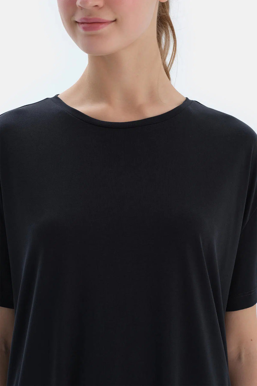 Siyah Arkası Dikiş Detaylı Kısa Kollu Modal Tişört