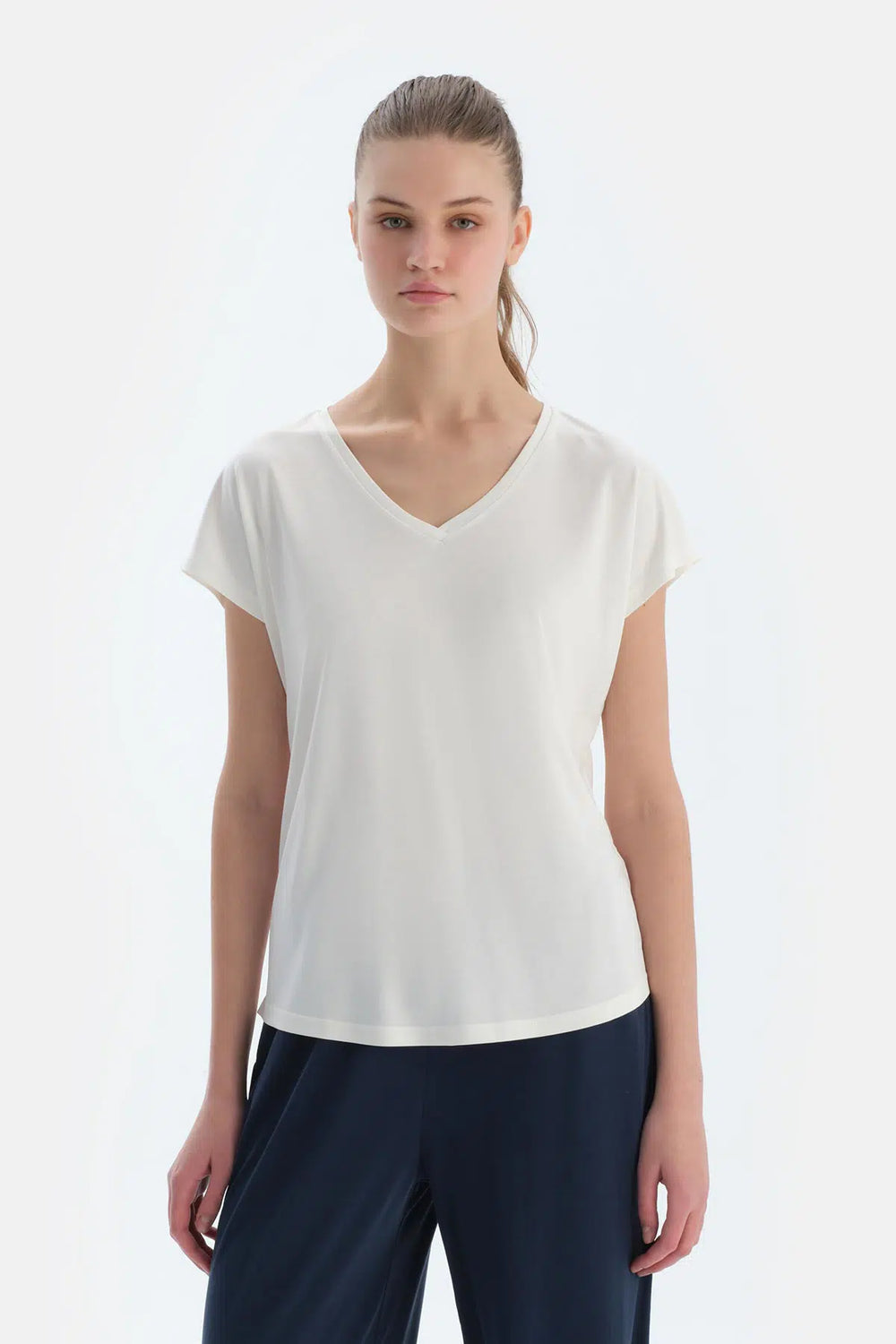 Kırık Beyaz V Yaka Modal Tişört