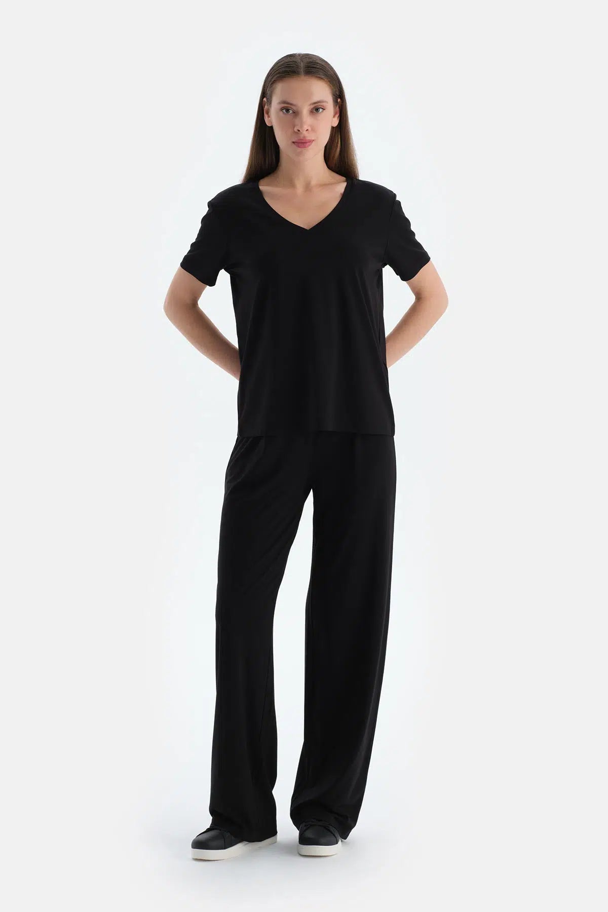 Siyah V Yaka Kısa Kollu Tişört