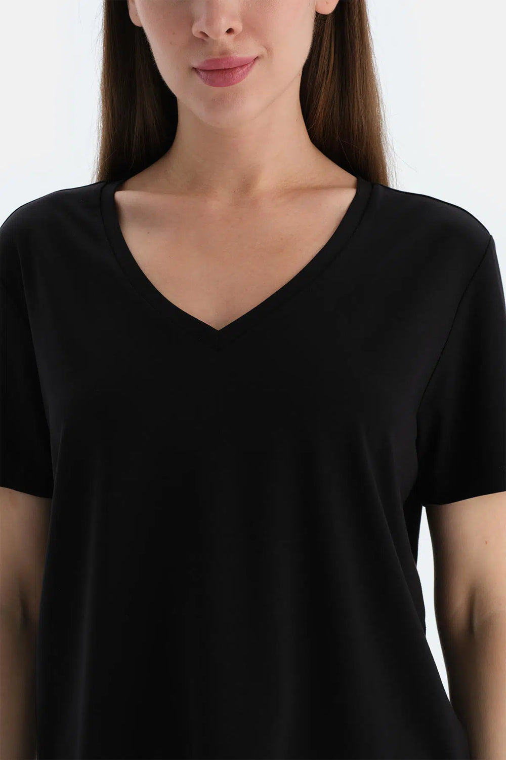 Siyah V Yaka Kısa Kollu Tişört