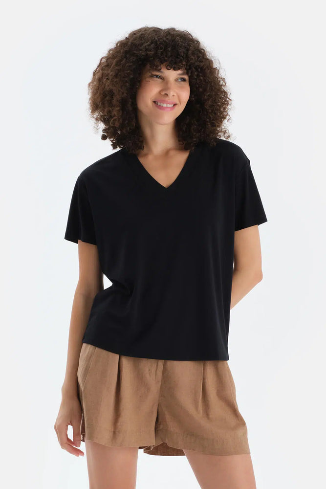 Siyah V Yaka Kısa Kollu Tişört