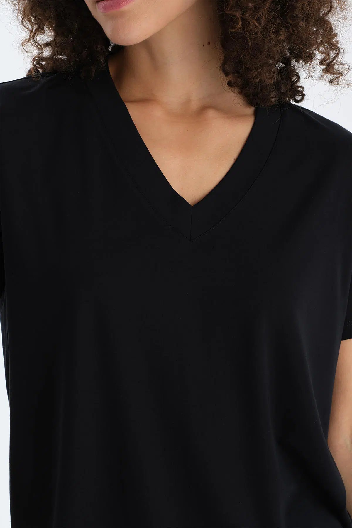 Siyah V Yaka Kısa Kollu Tişört