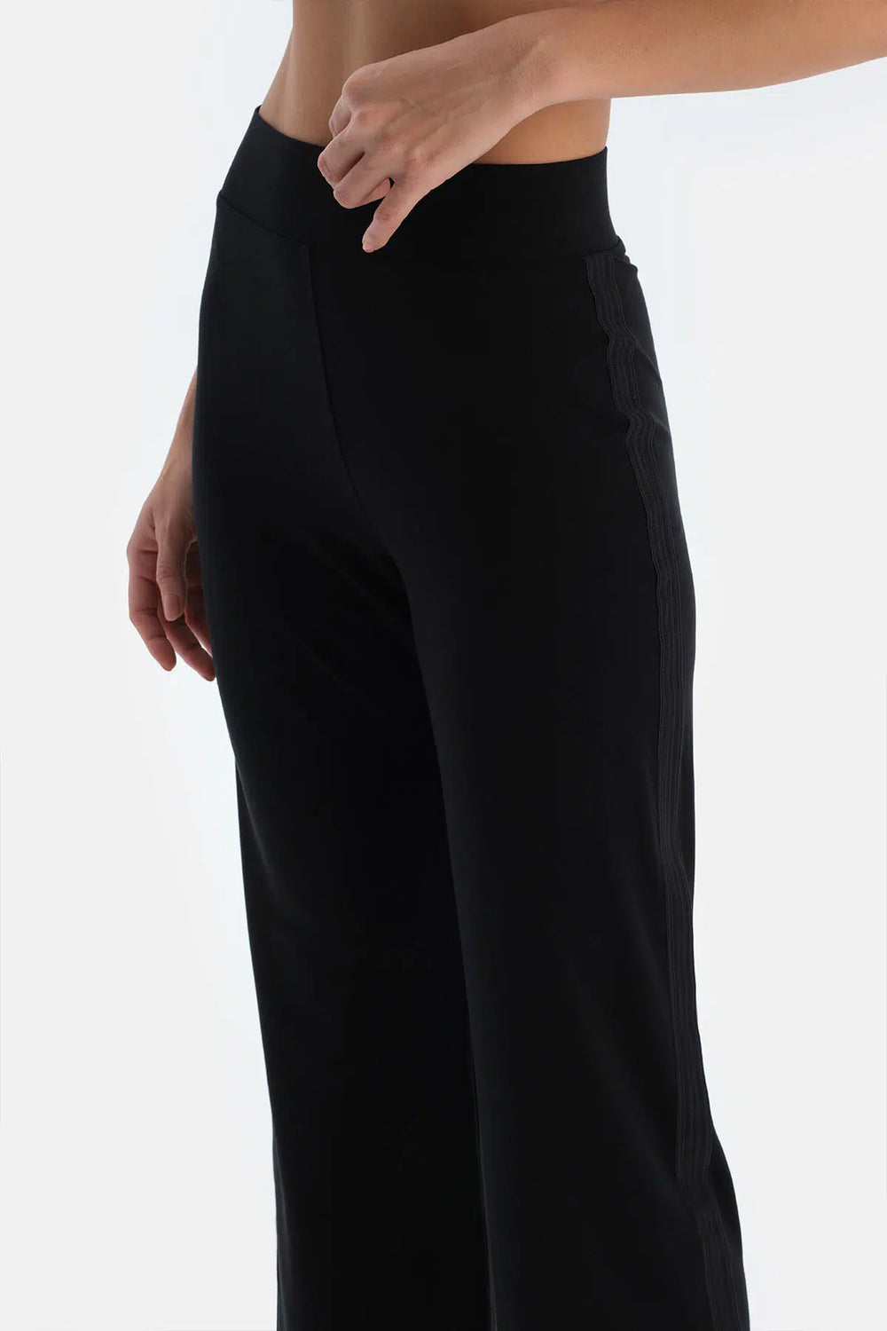 Siyah Basic Yanı Şerit Dantel Detaylı Pantolon