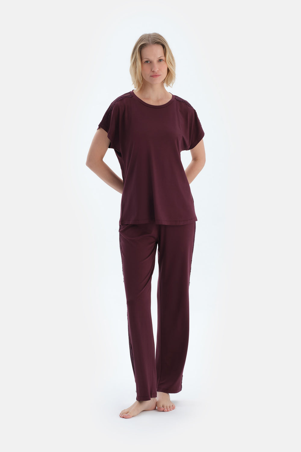 Mürdüm Dantel Detaylı Kısa Kollu Viskon Tişört Pantolon Pijama Takımı