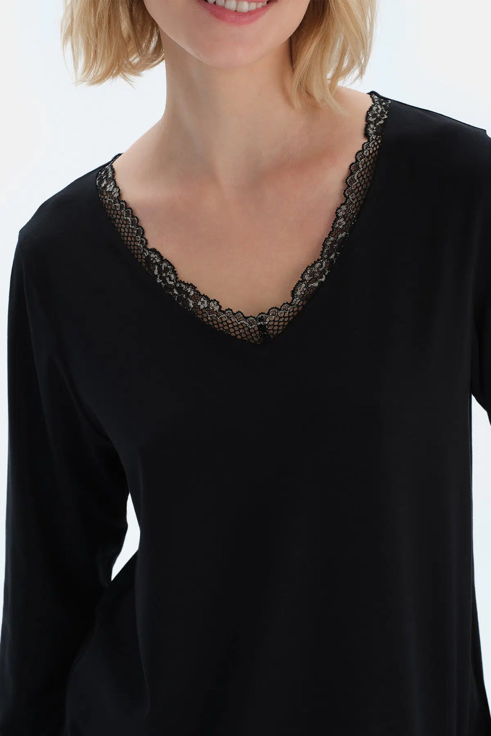 Siyah Dantel Detaylı V Yaka Uzun Kollu Tişört Pantolon Pijama Takımı