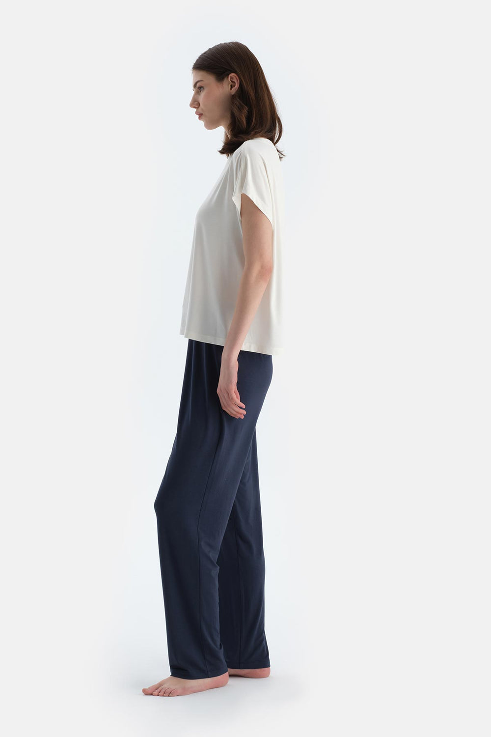 Kırık Beyaz Düşük Omuzlu Dikiş Detaylı Viskon Tişört Pantolon Pijama Takımı