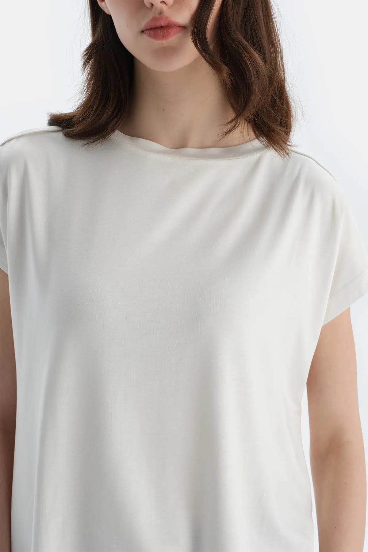 Kırık Beyaz Düşük Omuzlu Dikiş Detaylı Viskon Tişört Pantolon Pijama Takımı