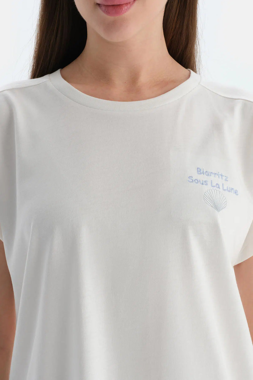 Kırık Beyaz Baskı Detaylı Altı Çizgili Tişört Pantolon Pijama Takımı