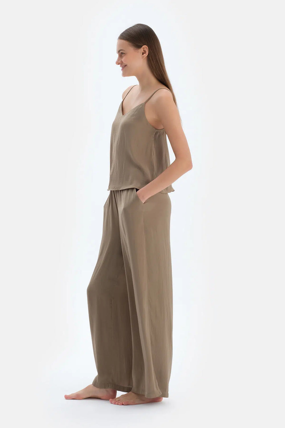 Haki Aksesuar Detaylı Saten Pantolon