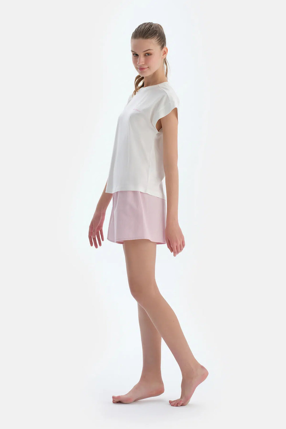 Ekru Nakış Detaylı Dokuma Şortlu Pijama Takımı