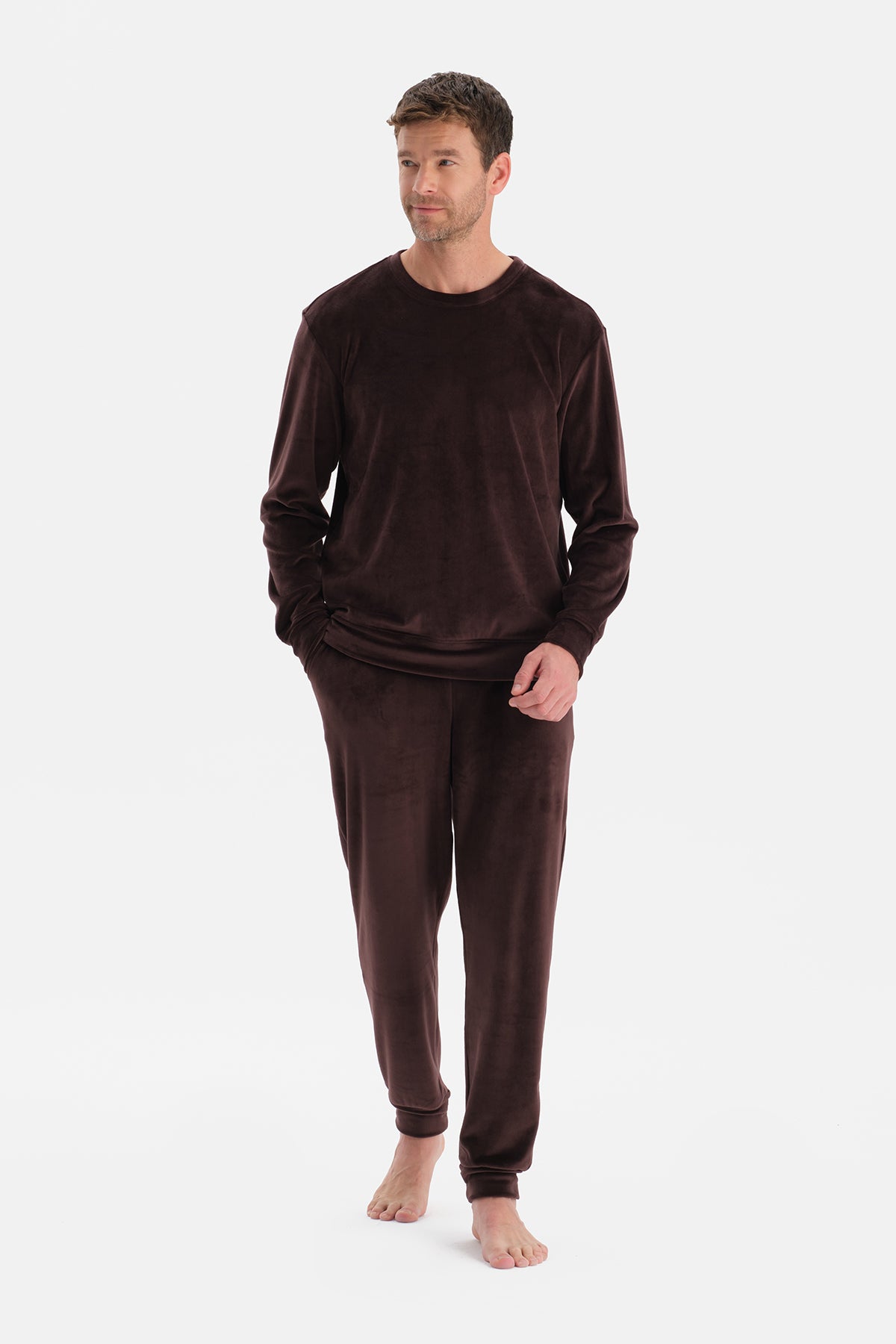 Kahverengi Bisiklet Yaka Uzun Kollu Kadife Tişört Pantolon Pijama Takımı