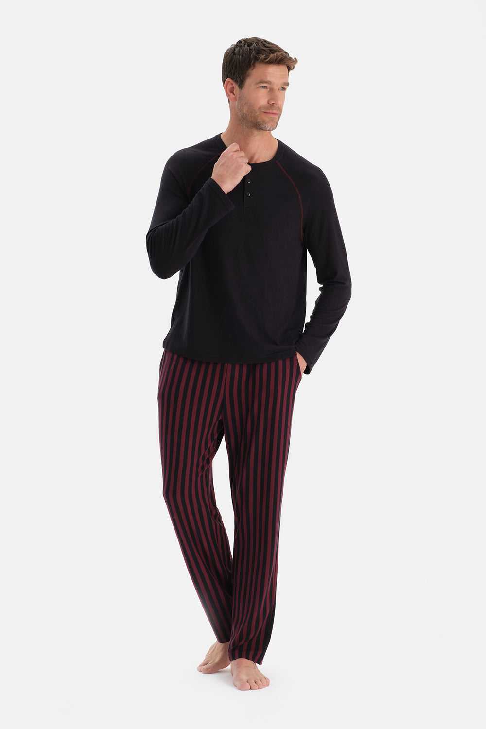 Siyah Dikiş Detaylı Ve Patlı Termal Tişört Pantolon Pijama Takımı