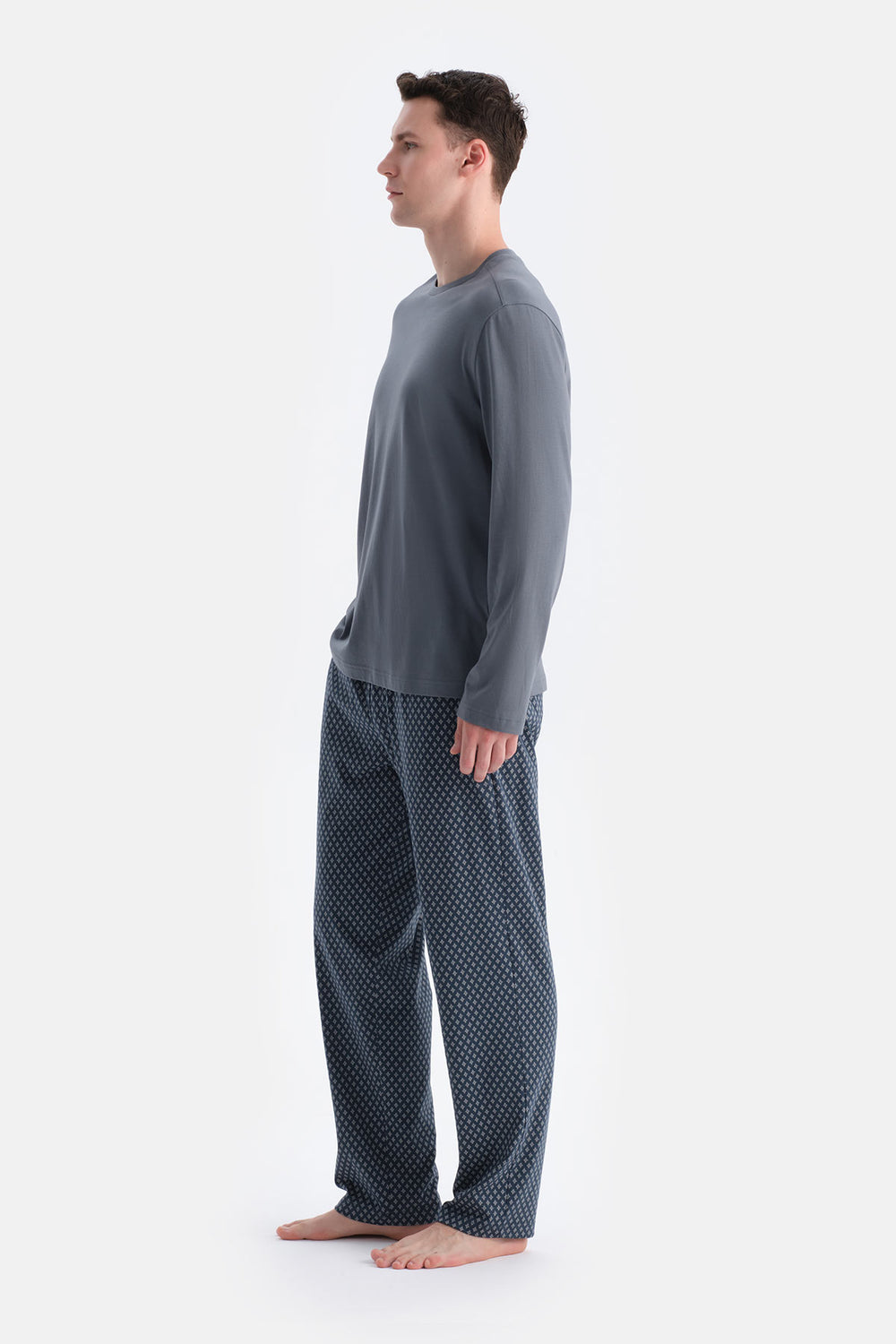 UZUN KOLLU DİKİŞ DETAYLI TİŞÖRT PANTOLON TAKIM