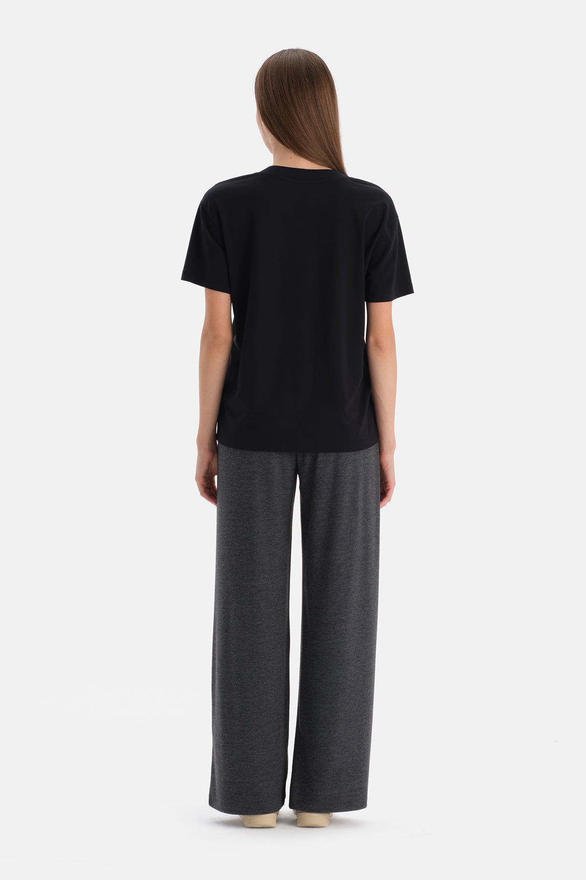 Siyah V Yaka Kısa Kollu Tişört