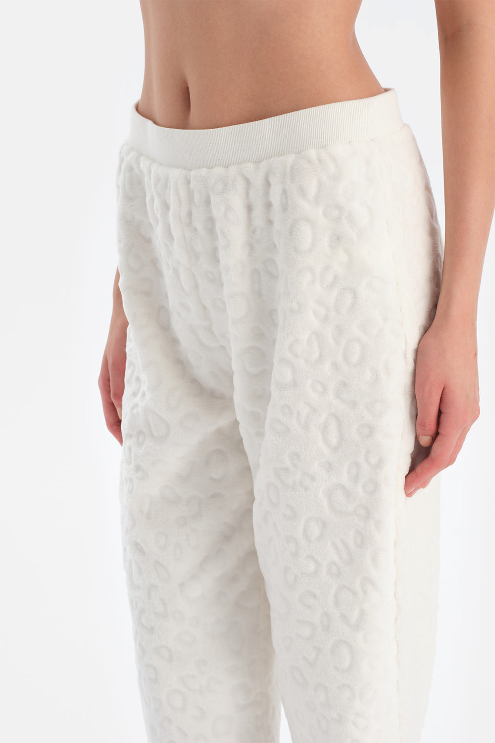 LEOPAR DESENLİ KADİFE TİŞÖRT PANTOLON TAKIM