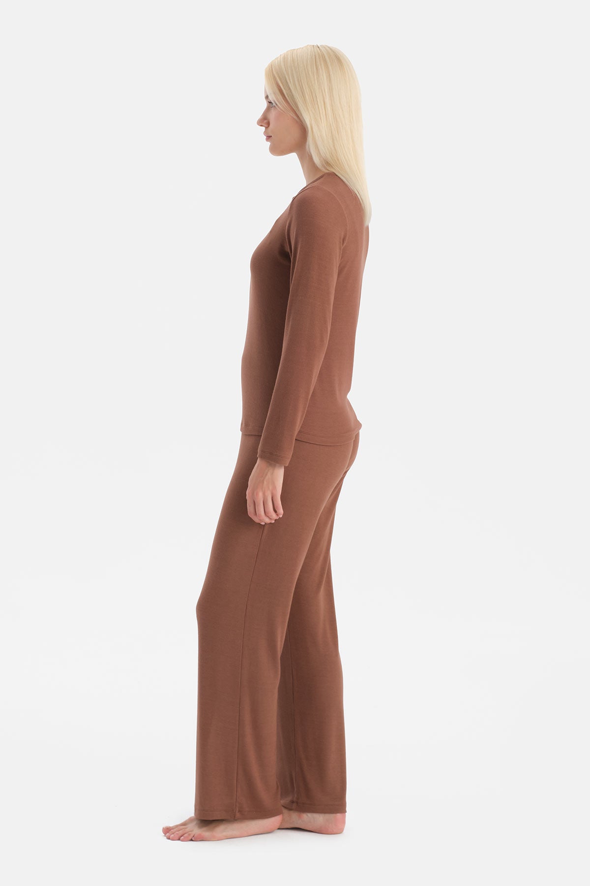 Sütlü Kahve V Yaka Kaşkorse Tişört Pantalon Takım