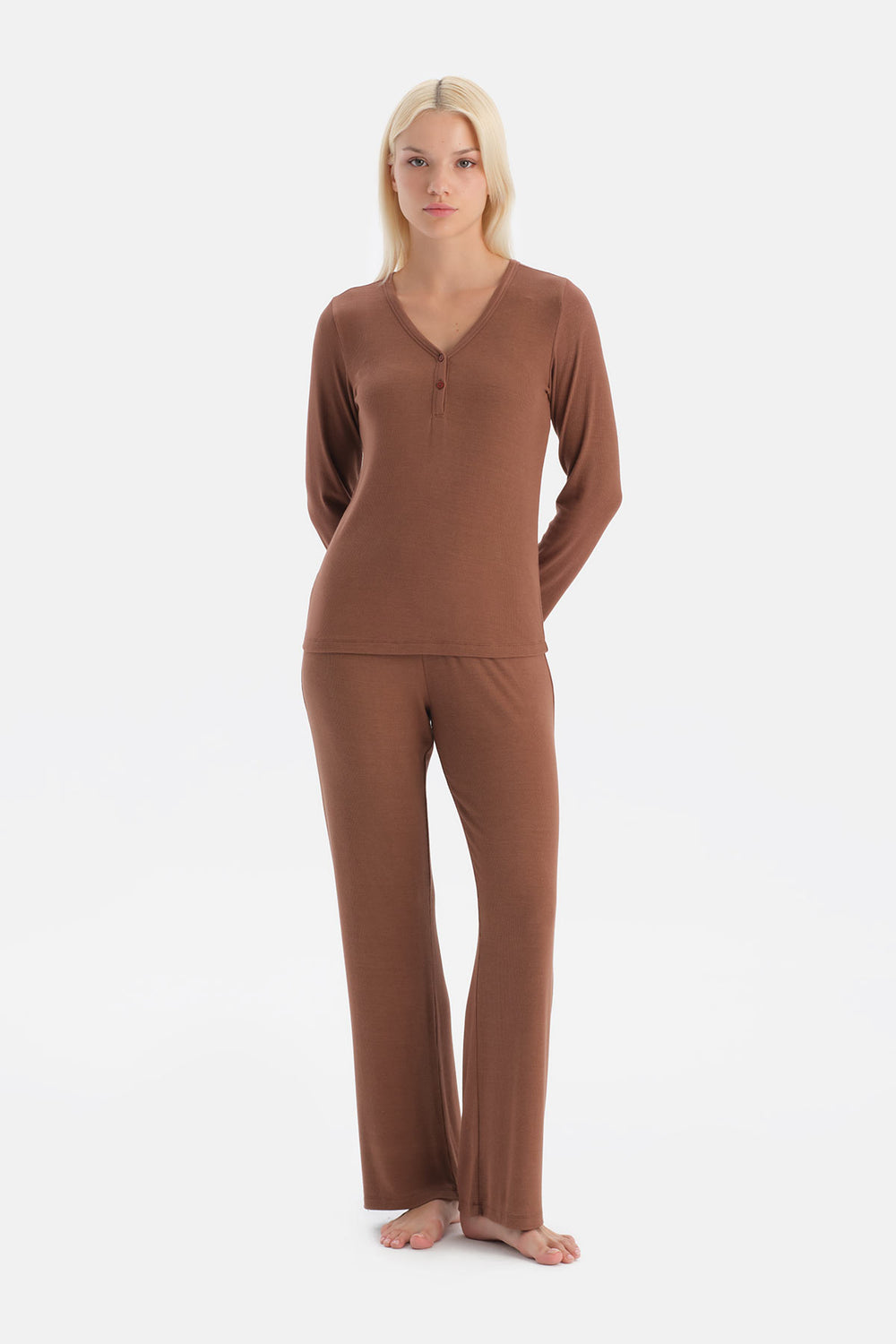 Sütlü Kahve V Yaka Kaşkorse Tişört Pantalon Takım
