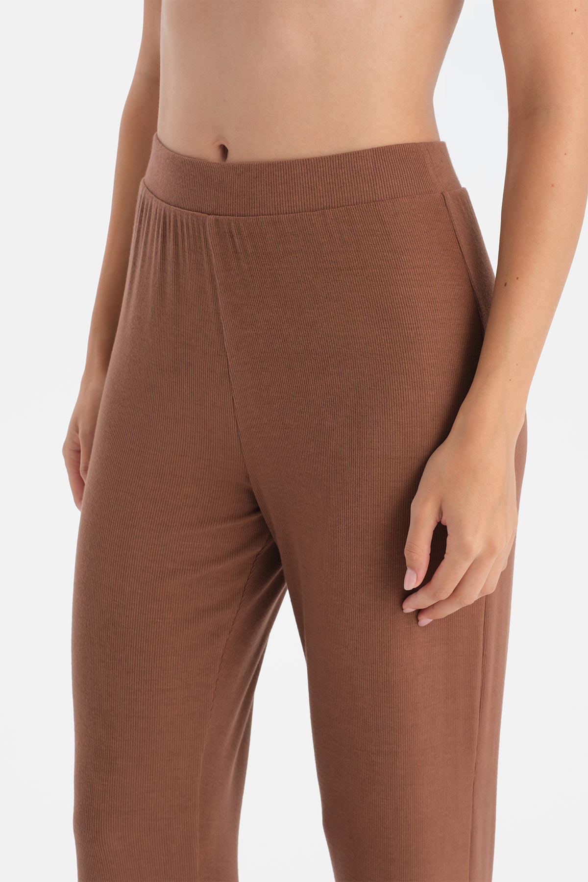Sütlü Kahve V Yaka Kaşkorse Tişört Pantalon Takım