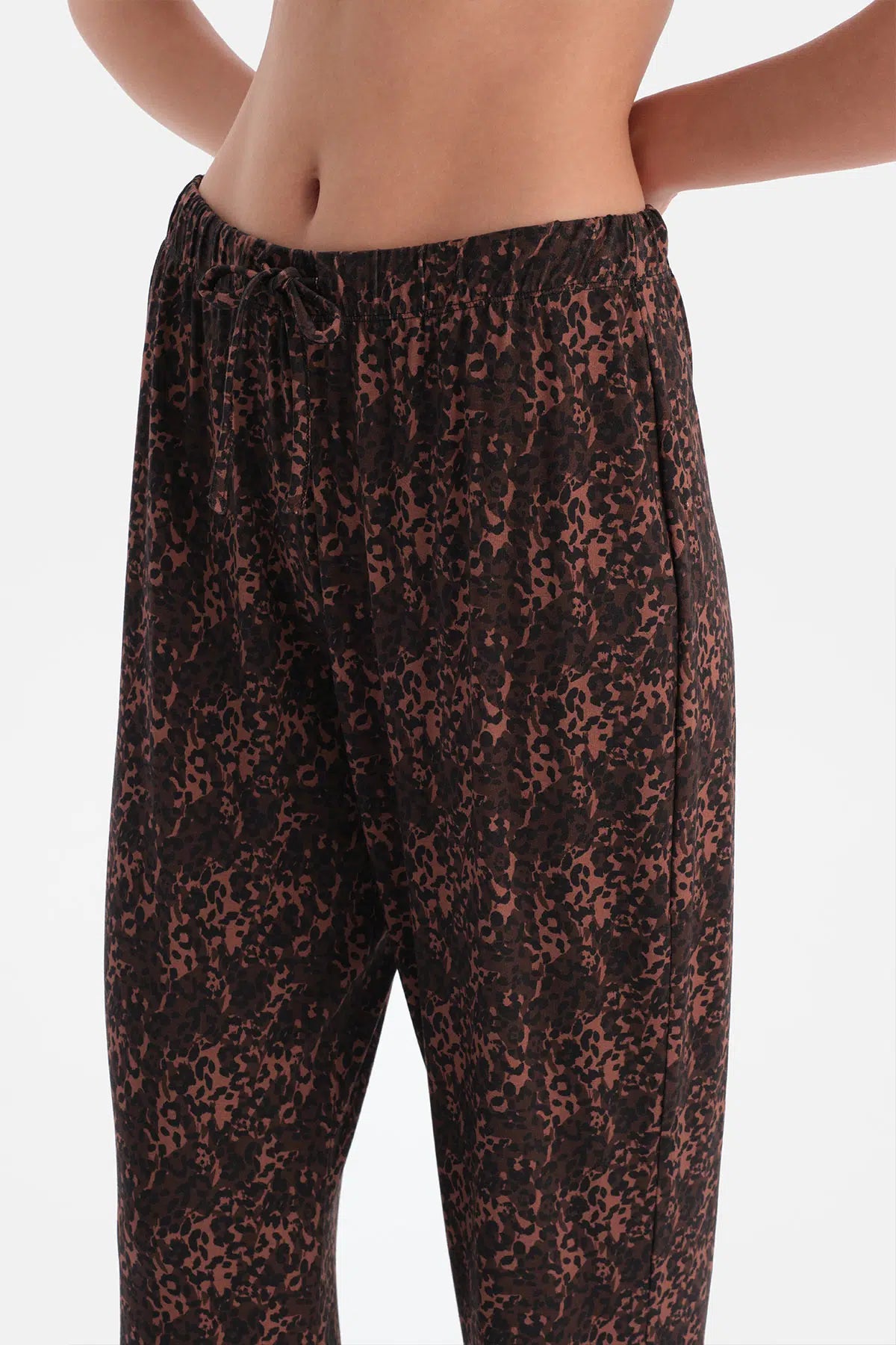 LEOPAR DESENLİ KAYIK YAKA TİŞÖRT PANTOLON TAKIM