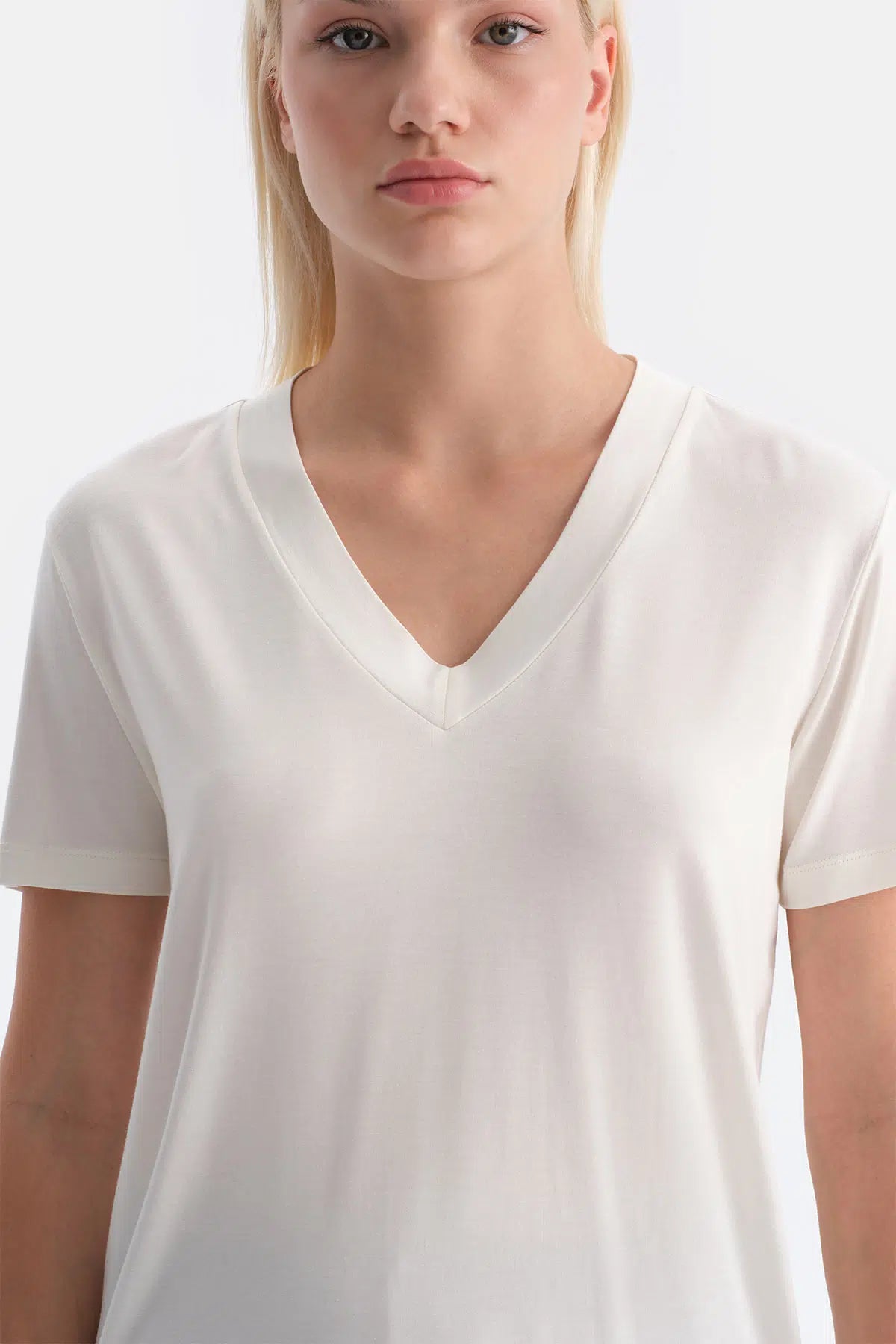 Ekru V Yaka Kısa Kollu Şort Takım