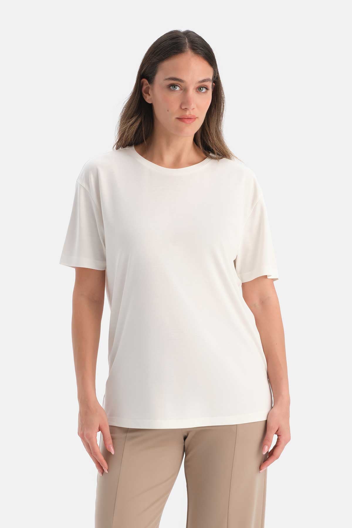 ARKASI DİKİŞ DETAYLI KISA KOLLU MODAL TİŞÖRT